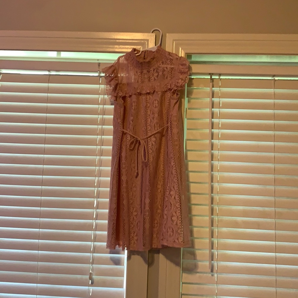cute dress!